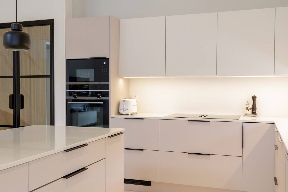 Encimera de cocina con potente tira de LED regulable en temperatura de color. La tira tiene un tono cálido © LedStore.fi